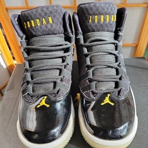 JORDAN MAX AURA BLACK AND WHITE AND GOLD  BOYS SIZE 3.5Y SNEAKERS..